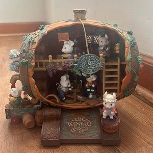 Grape Expectations Deluxe Illuminated Multi-action Musical by Enesco